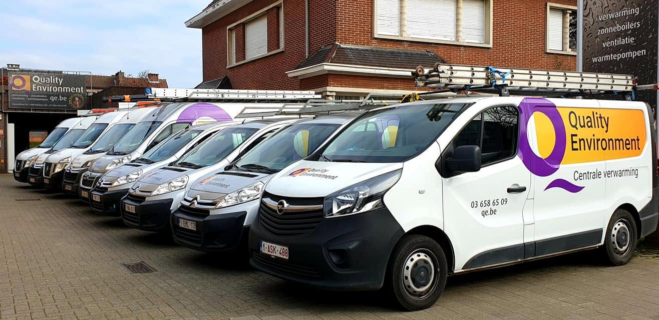 De bestelwagens van Quality Environment aan ons gebouw in Schoten