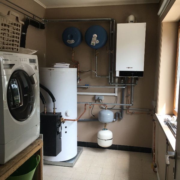 Vitodens 200-W en de Vitocell-boiler van 300 liter in een wasplaats in Antwerpen