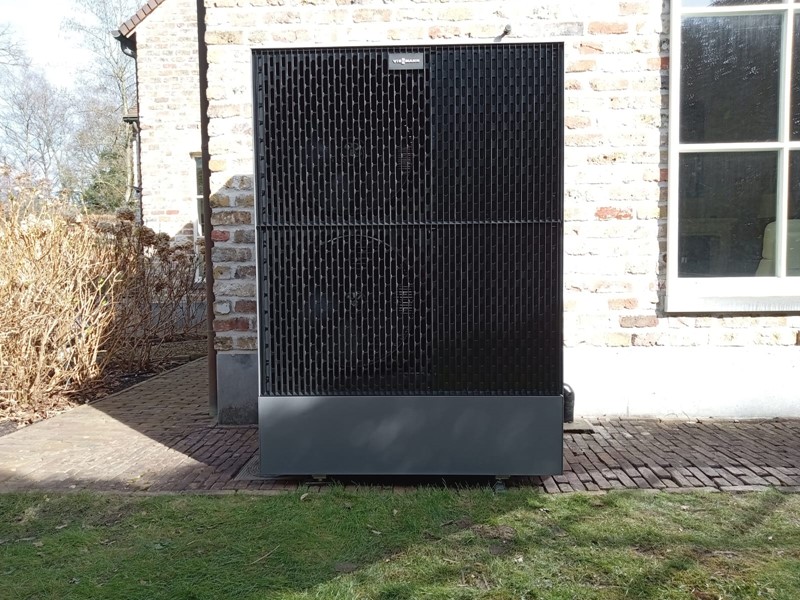 Buitenunit van de Vitocal 252-A tegen de gevel van een woning in Schoten